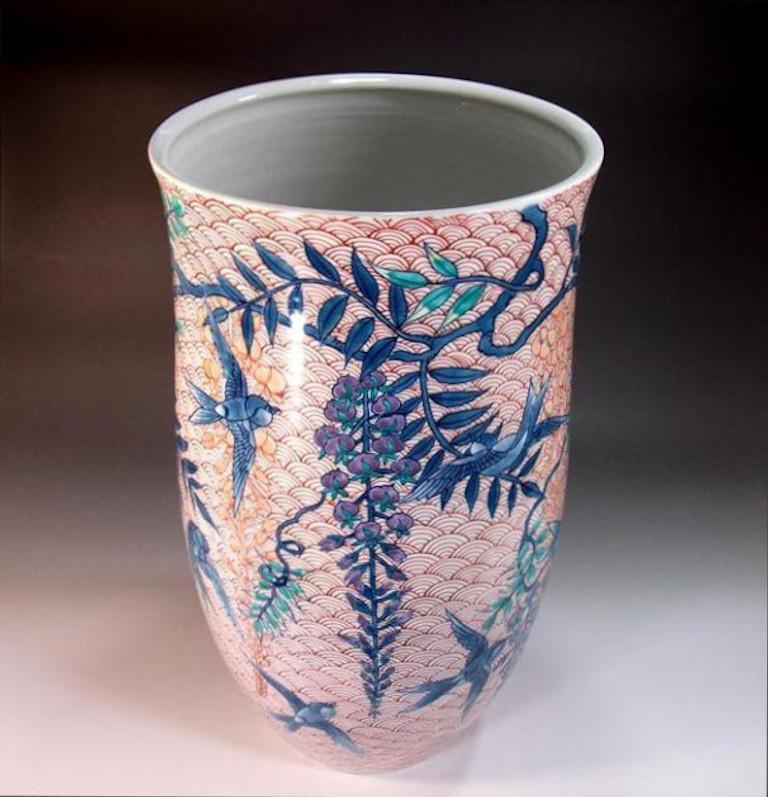 Exquisite japanische zeitgenössische dekorative Porzellanvase, aufwändig von Hand bemalt auf einem eleganten zylinderförmigen Körper mit Glyzinien und Spatzen in Rot, Blau, Violett und Grün. Ein signiertes Werk des hochgelobten Porzellanmeisters und
