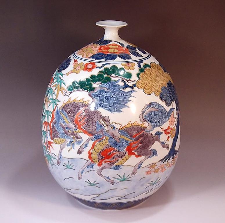 Japanese Contemporary Green, Red, Blue and Gold Porcelain Vase by Master Artist In New Condition For Sale In Takarazuka, JP
