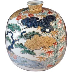 Vase contemporain japonais en porcelaine verte, rouge, bleue et dorée par un maître artiste