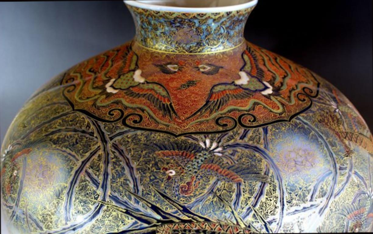 Exceptionnel vase en porcelaine décoratif japonais contemporain de grande collection, peint à la main avec des motifs extrêmement complexes et de nombreux détails dorés sur des couleurs vives (rouge, jaune, bleu/gris et vert) sur un corps en