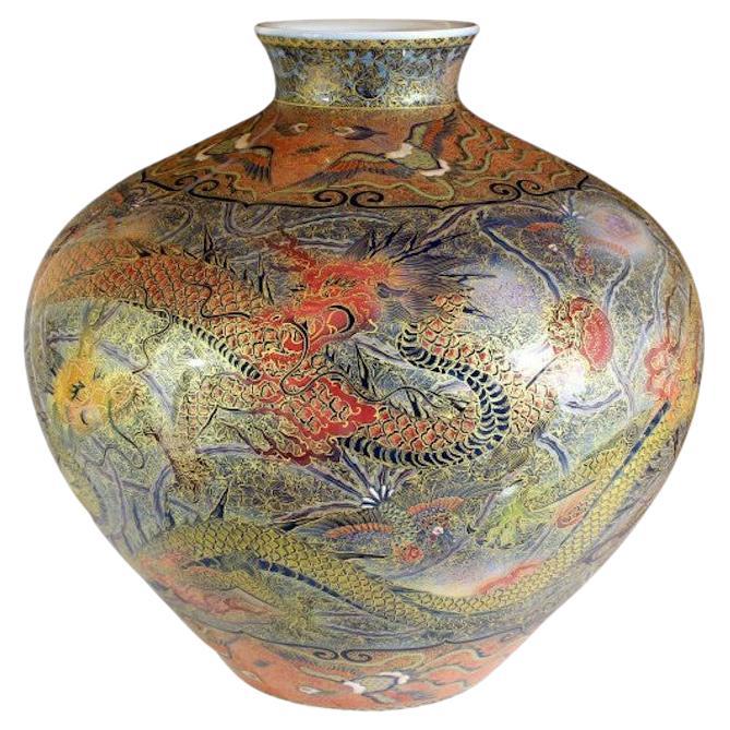 Vase japonais contemporain en porcelaine vert, rouge, bleu et or par un maître artiste, 2 en vente