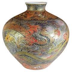Vase japonais contemporain en porcelaine vert, rouge, bleu et or par un maître artiste, 2