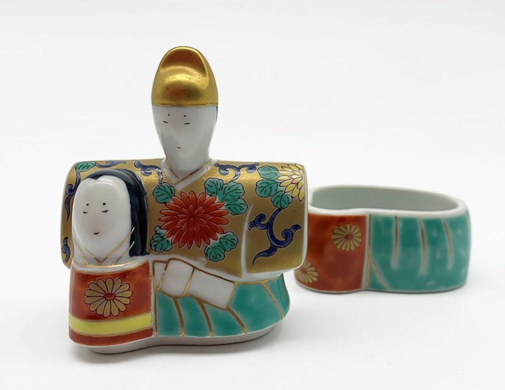 Japanese contemporary decorative porcelain box in gold, green and red showcasing an Imperial couple or 