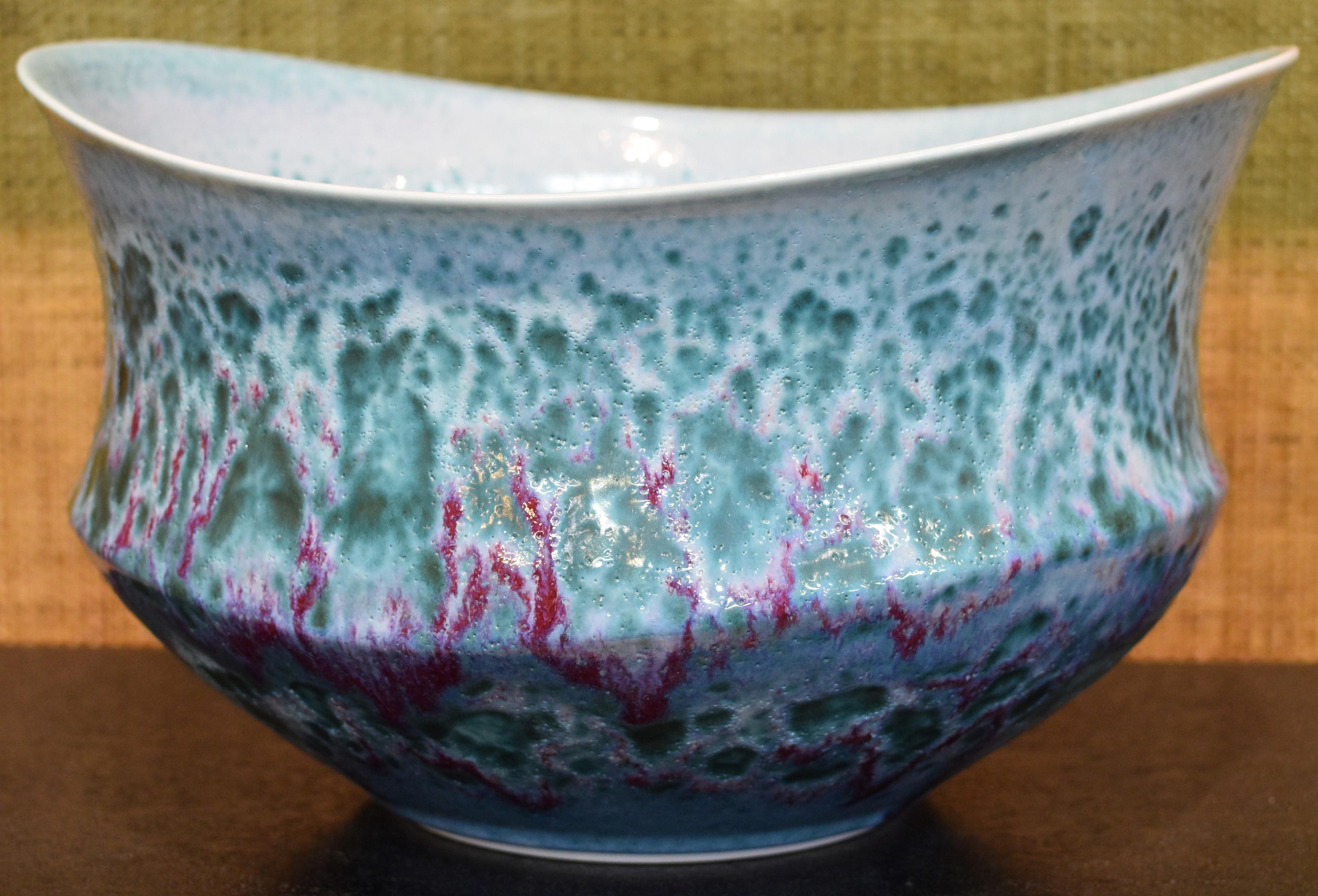 Atemberaubende japanische zeitgenössische signierte handglasierte dekorative Porzellanvase in einer atemberaubenden Form in auffälliger Signatur rot und grün, die die hypnotisierende Signatur  Muster mit dem Titel 