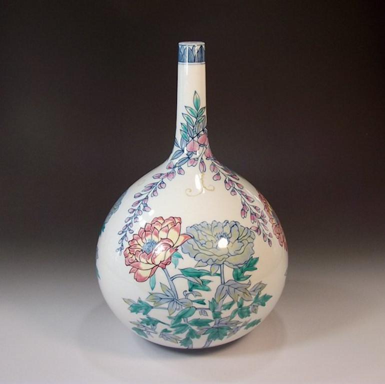 Japanese contemporary decorative porcelain vase hand-painted on an elegant bottle shape body, depicting dramatic chrysanthemum in green, red and purple, a signed piece by highly acclaimed Japanese master porcelain artist in Imari-Arita tradition of