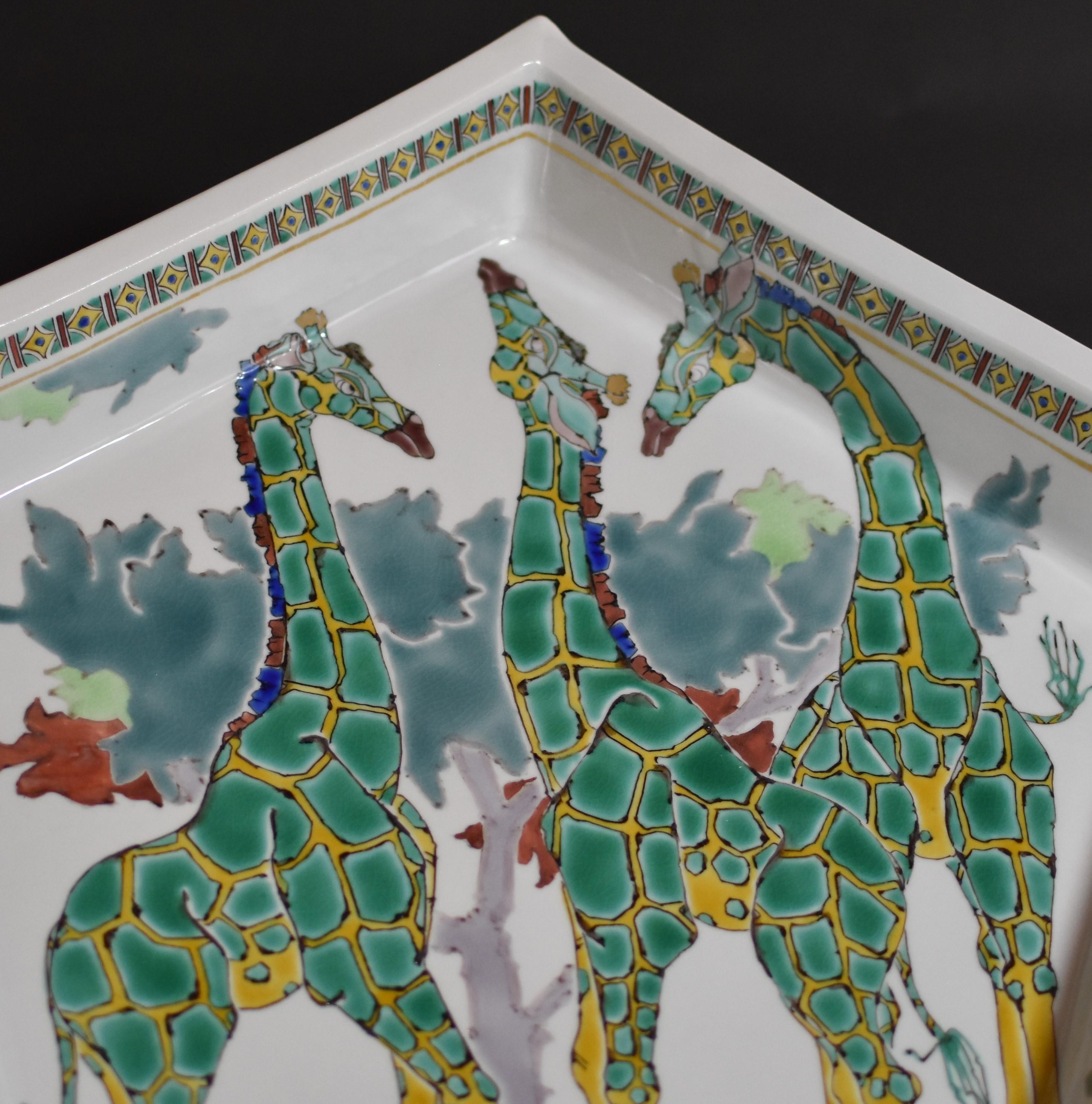 Japonais Chargeur japonais contemporain en porcelaine verte, jaune et bleue, réalisé par un maître artiste en vente