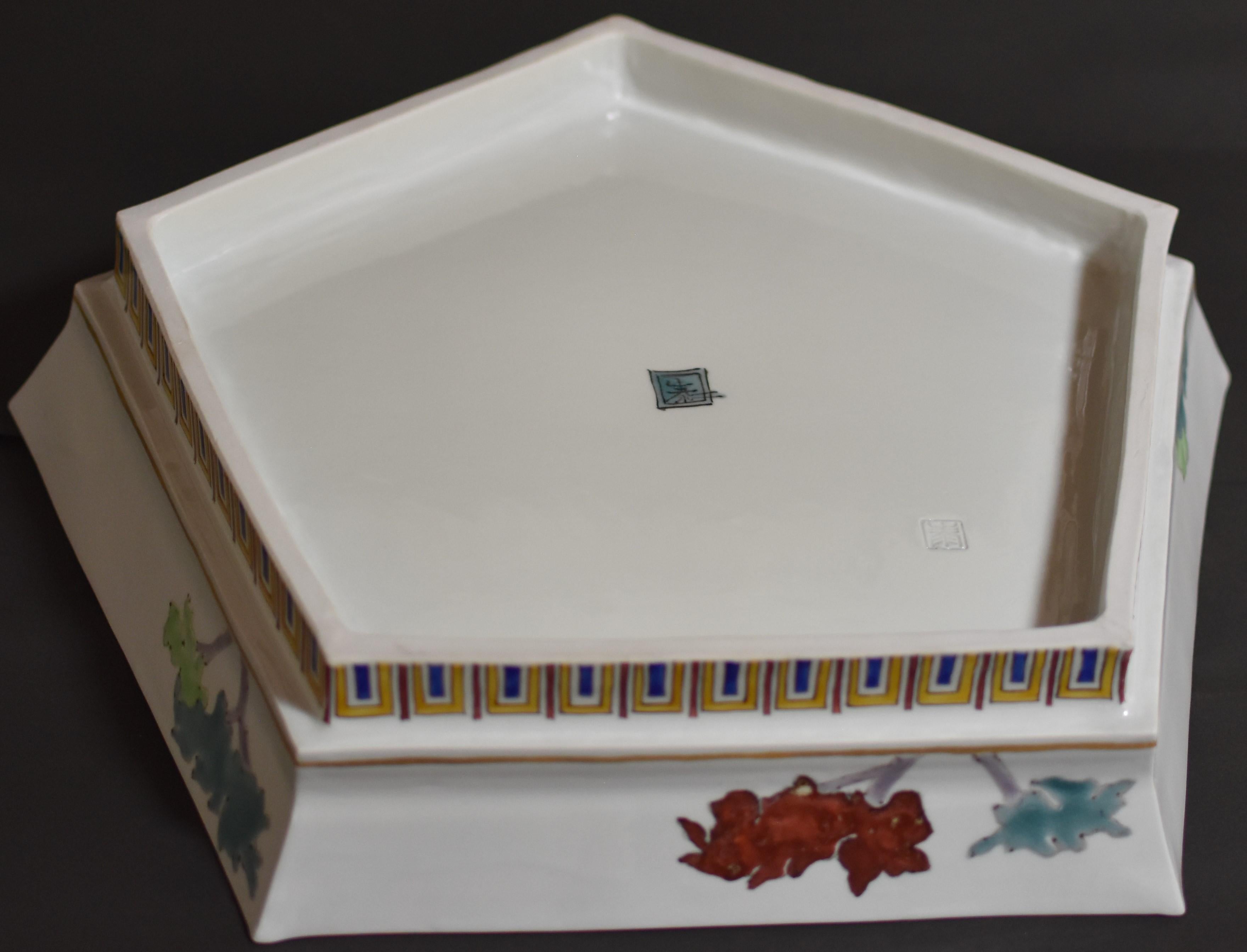 Chargeur japonais contemporain en porcelaine verte, jaune et bleue, réalisé par un maître artiste Neuf - En vente à Takarazuka, JP