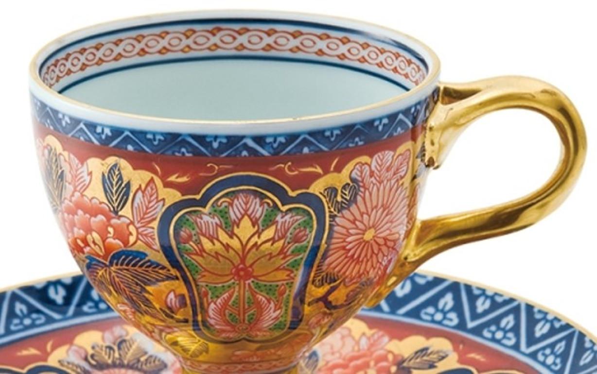 Japonais Tasse et soucoupe japonaise contemporaine en porcelaine rouge dorée peinte à la main en vente