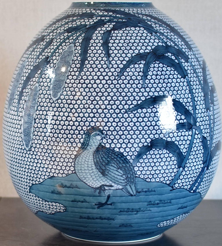 Vase japonais en porcelaine bleu et blanc peint à la main par un maître artiste contemporain