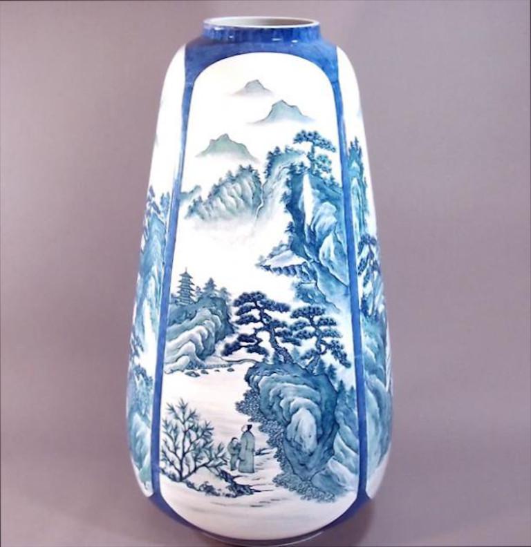 Exquisite zeitgenössische japanische Vase aus dekorativem Porzellan, handbemalt in Blau auf einem wunderschön geformten Körper in reinem Weiß, ein signiertes Stück von einem weithin anerkannten Meister der Porzellanmalerei aus der Region Imari Arita