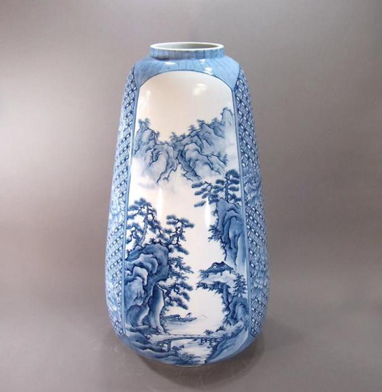 Japanese Contemporary Imari Blue Porcelain Vase by Master Artist In New Condition For Sale In Takarazuka, JP