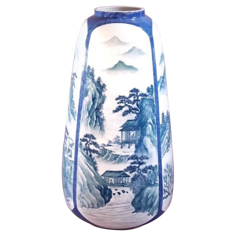 Vase contemporain japonais en porcelaine bleue d'Imari, réalisé par un maître artiste
