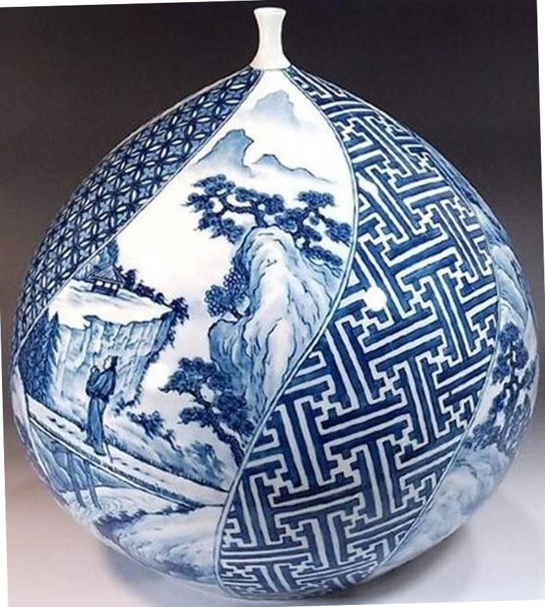 Giapponese Vaso contemporaneo giapponese Imari Porcelain blu e bianco in vendita