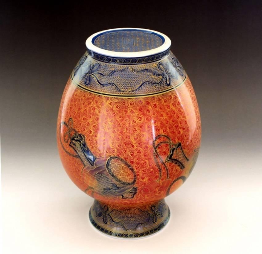 Japanese Contemporary Imari Gilded Hand Painted Porcelain Vase by Master Artist In New Condition In Takarazuka, JP