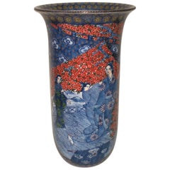 Grand vase contemporain japonais en porcelaine rouge, rose et bleue, réalisé par un maître artiste