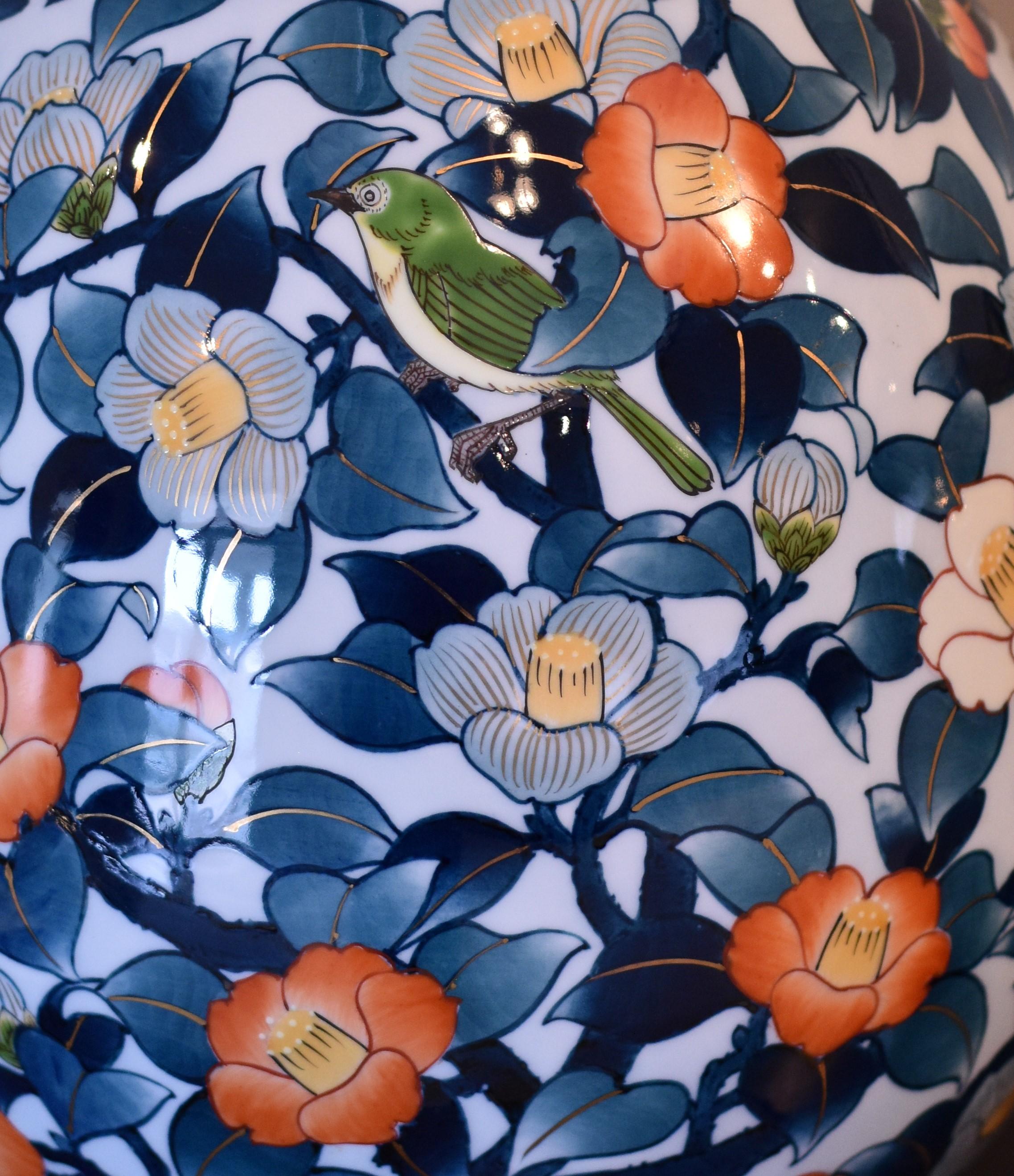 Exquisite zeitgenössische japanische Porzellanvase in Museumsqualität, atemberaubend handbemalt in Blau, Grün und Orange auf einem anmutig geformten reinweißen Porzellankörper, ein signiertes Meisterwerk eines hochgelobten, preisgekrönten