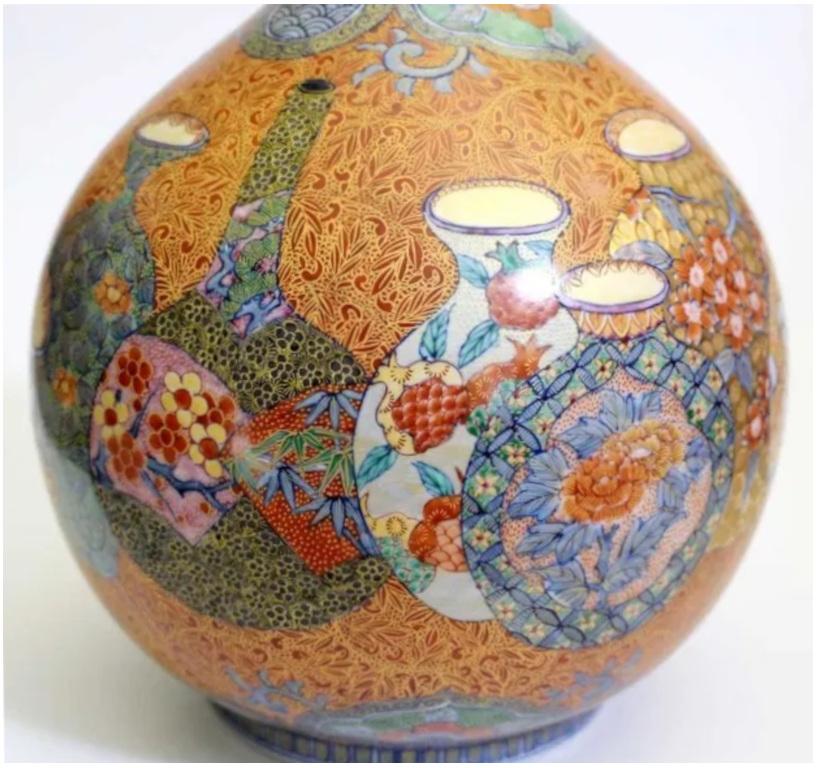 Eccezionale vaso giapponese contemporaneo in porcellana decorativa di qualità museale, estremamente intricato e dipinto a mano in arancione scuro, viola, verde e giallo su un corpo in porcellana splendidamente sagomato, un capolavoro firmato da un