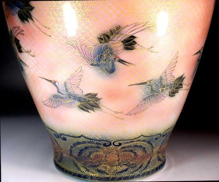 Zeitgenössische japanische Vase aus Porzellan in Orange, Rosa und Schwarzgold von Meisterkünstler (Japanisch) im Angebot