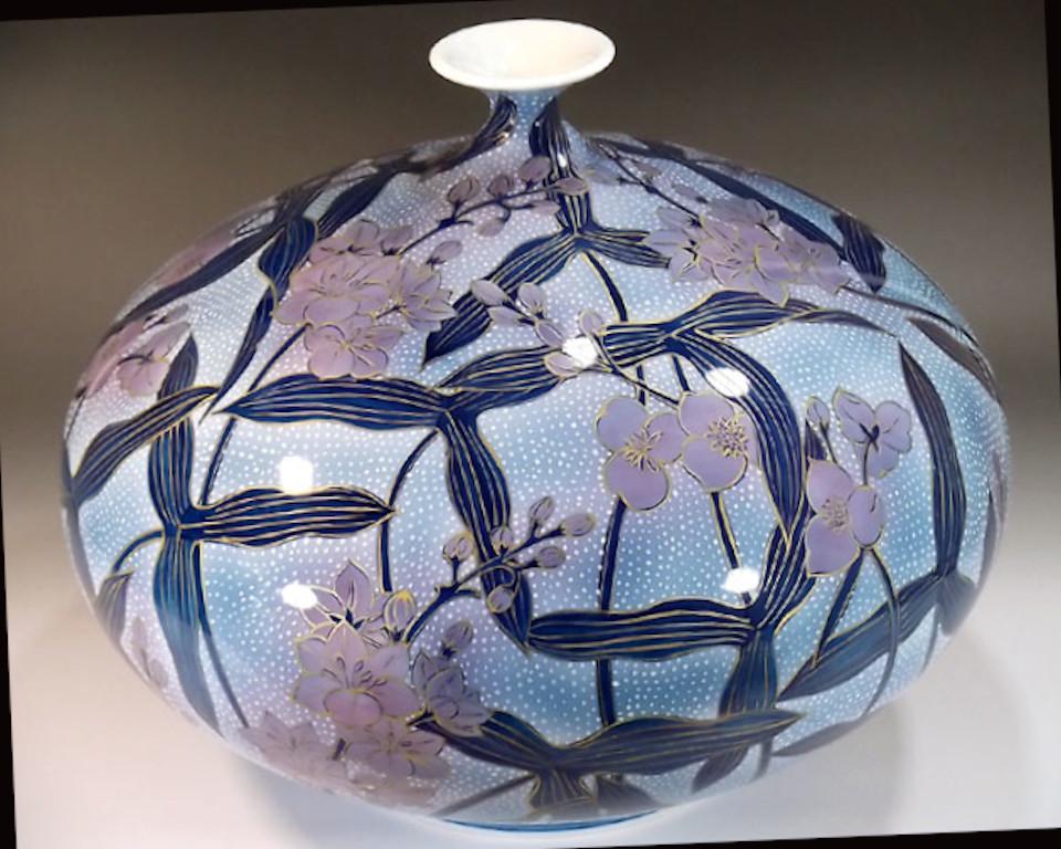 Japanese Contemporary Pink Blue Gold Porcelain Charger by Master Artist, 4 In New Condition For Sale In Takarazuka, JP