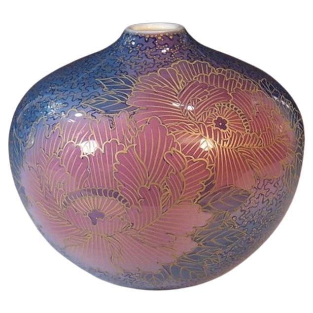 Zeitgenössische japanische Vase aus rosa-blauem und goldenem Porzellan von Meisterkünstler, 8 im Angebot