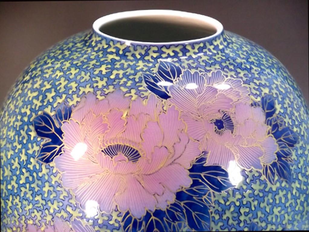 Japanese Contemporary Pink Blue Gold Porcelain Vase by Master Artist In New Condition For Sale In Takarazuka, JP