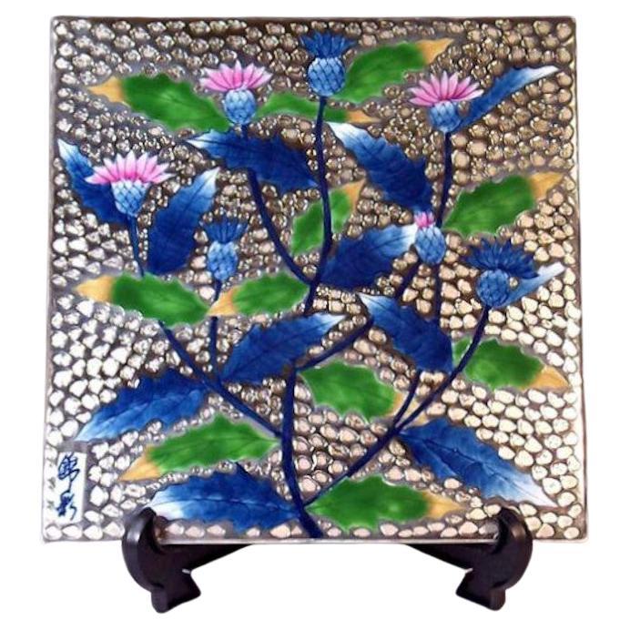 Assiette de présentation japonaise contemporaine en porcelaine rose et bleue en platine par un maître artiste, 2