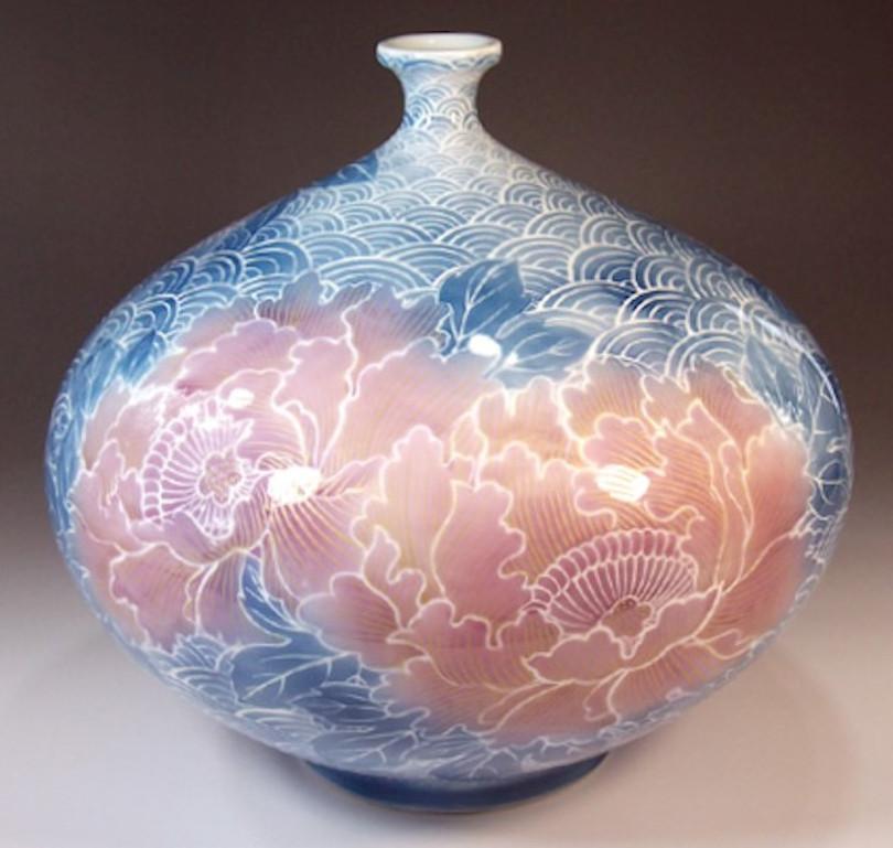 Japonais Vase japonais contemporain en porcelaine rose et bleu par un maître artiste, 3 pièces en vente