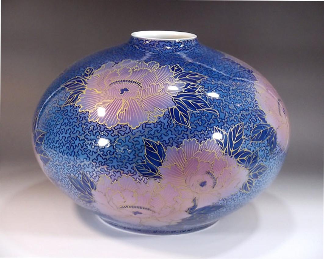 Exquisite contemporary Japanese decorative porcelain vase, intricately hand-painted in vibrant blue and pink on an elegantly shaped porcelain body with generous gold details, a signed piece by highly acclaimed Japanese master porcelain artist in the