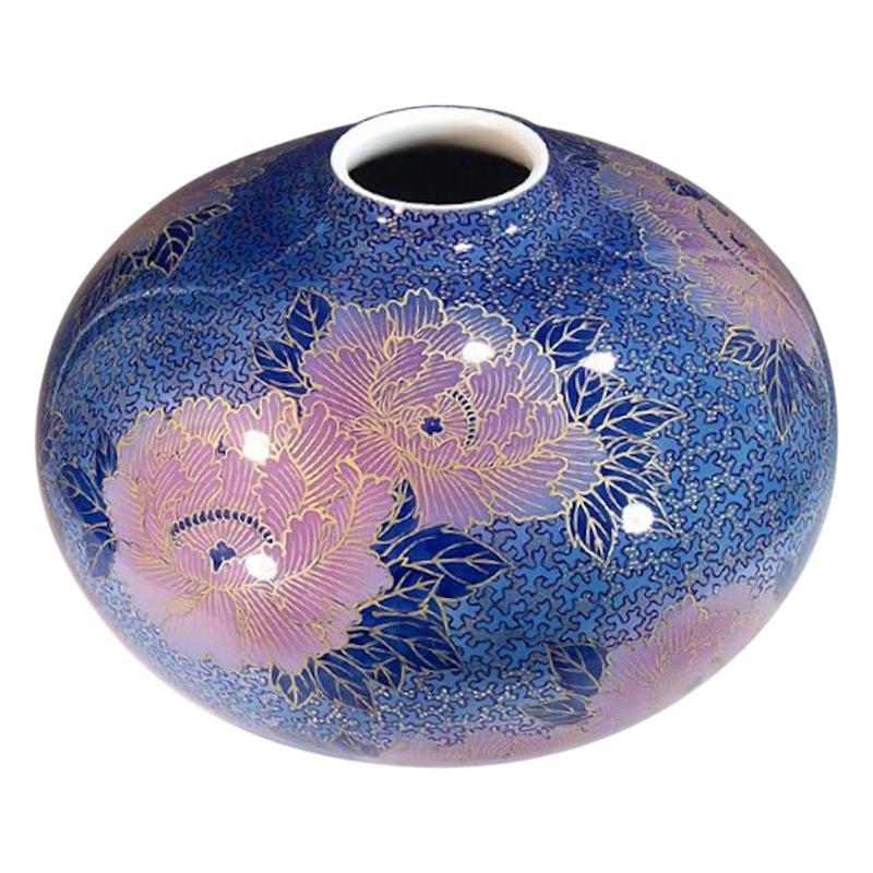 Vase contemporain japonais en porcelaine rose, or et bleu par un maître artiste