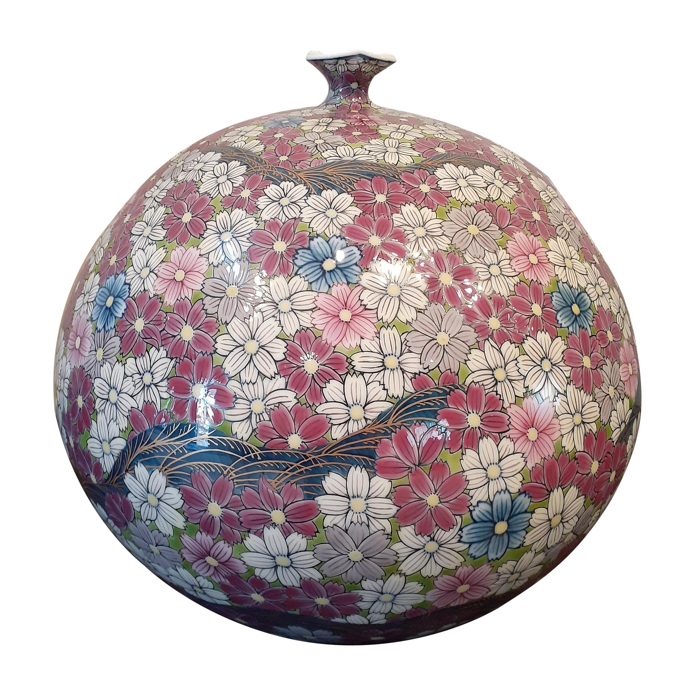 Contemporary Japanese Cream Red Pure Gold Porcelain Vase by Kutani