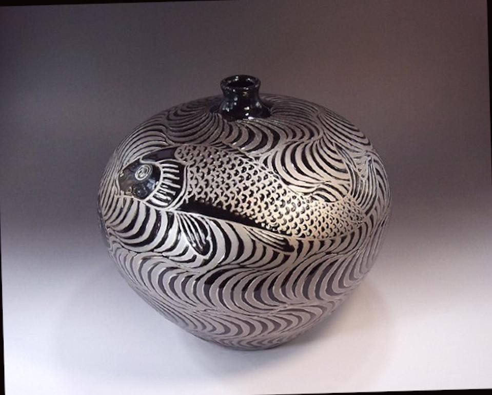 Vase décoratif en porcelaine japonaise contemporaine, spectaculairement peint à la main en platine, sur un corps en porcelaine noir de belle forme, une pièce signée appartenant à la collection de poissons de l'artiste, par un maître porcelainier
