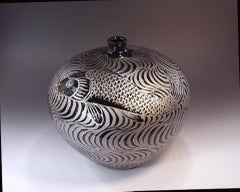 Vase contemporain japonais en porcelaine noire platinée par un maître artiste, 9