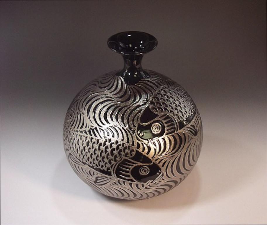 Doré Vase japonais contemporain en porcelaine noire et platine par un maître artiste, 9 en vente