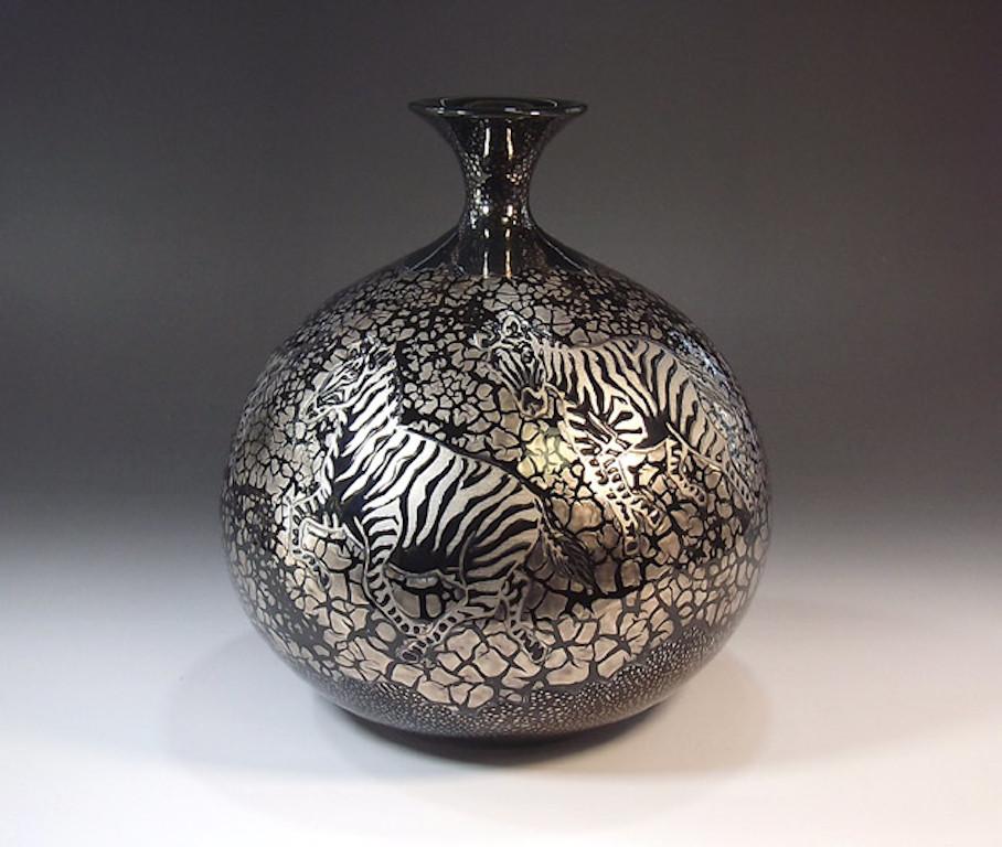 Vase japonais contemporain en porcelaine noire et platine par un maître artiste, 9 Neuf - En vente à Takarazuka, JP