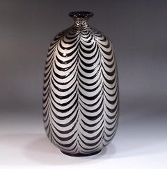 Vase japonais contemporain en porcelaine noire et platine par un maître artiste