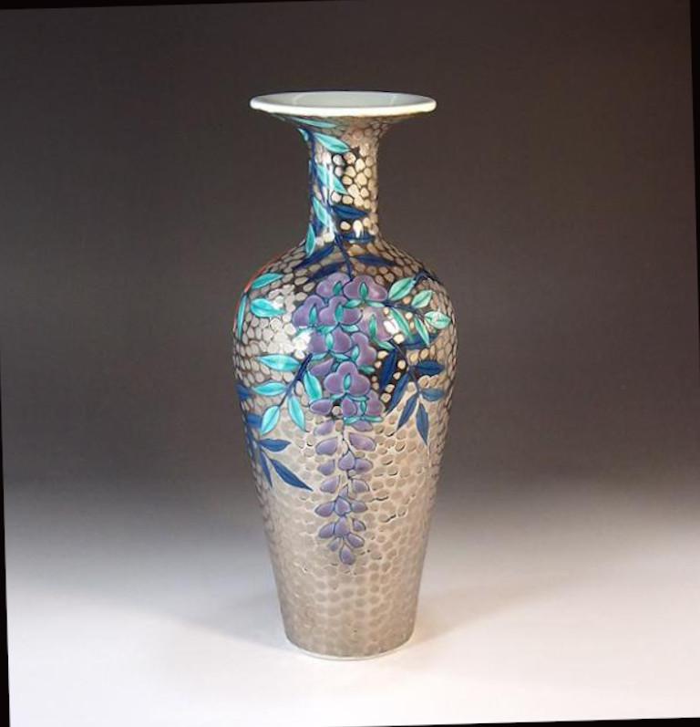 Étonnant vase en porcelaine décorative japonaise contemporaine, à fossettes et peint à la main en rouge, violet et bleu vifs sur un corps en porcelaine magnifiquement façonné en platine, une œuvre d'un maître porcelainier japonais très respecté dans