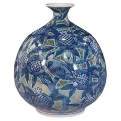 Vase contemporain japonais en porcelaine bleu platine par un maître artiste contemporain