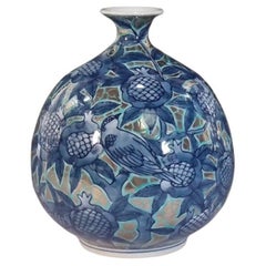 Jarrón Japonés Contemporáneo de Porcelana Azul Platino del Maestro Artista Contemporáneo