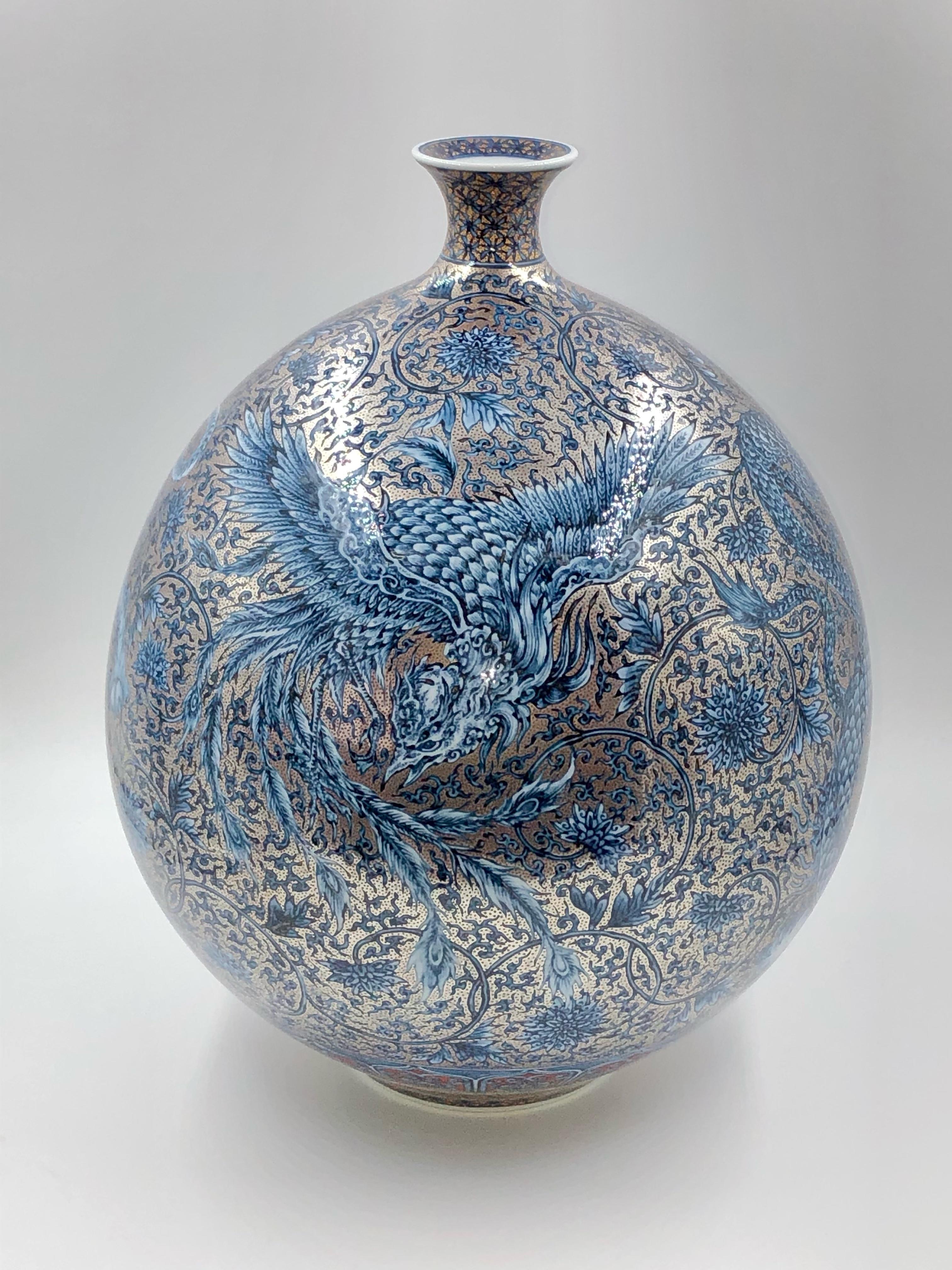 Remarquable vase en porcelaine japonaise contemporaine de qualité muséale, très détaillé, peint à la main de manière extrêmement complexe en bleu et en platine sur un corps en porcelaine aux formes étonnantes, présentant les quatre créatures de bon