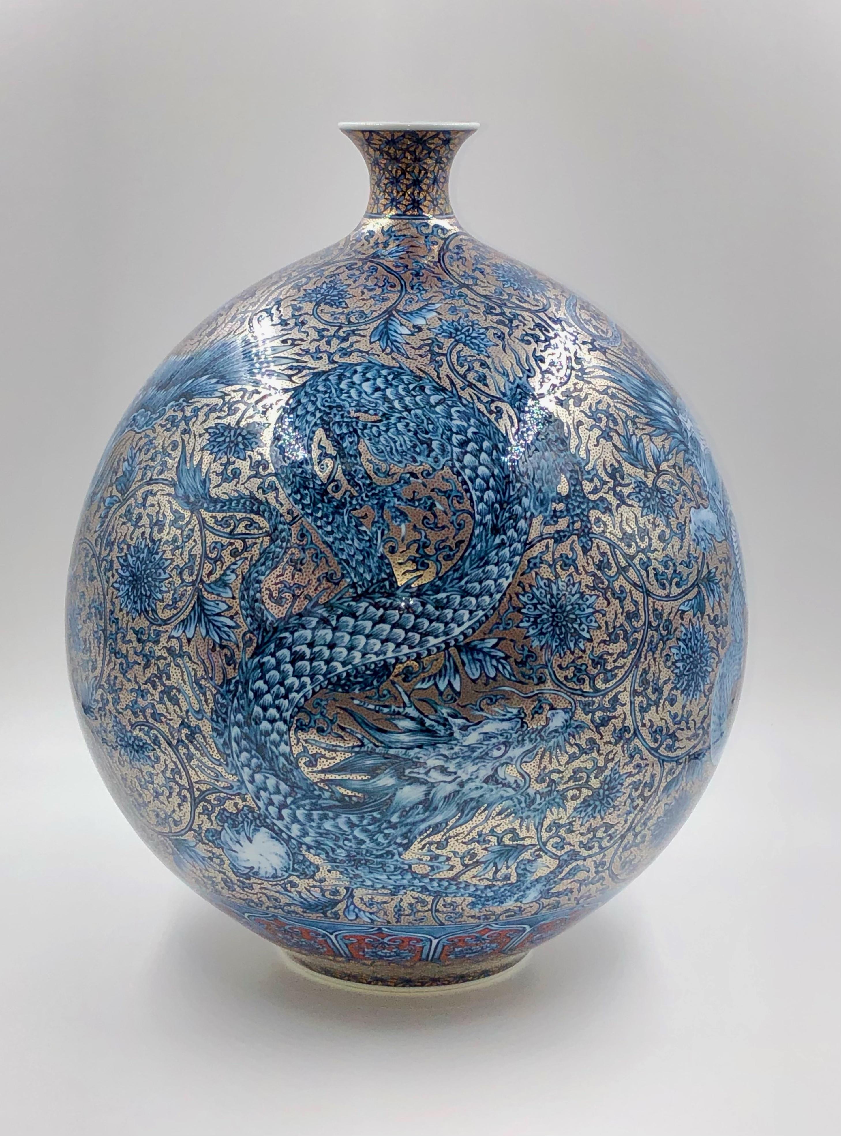 Meiji Vase japonais contemporain en porcelaine bleue platine par le duo de maîtres artistes en vente