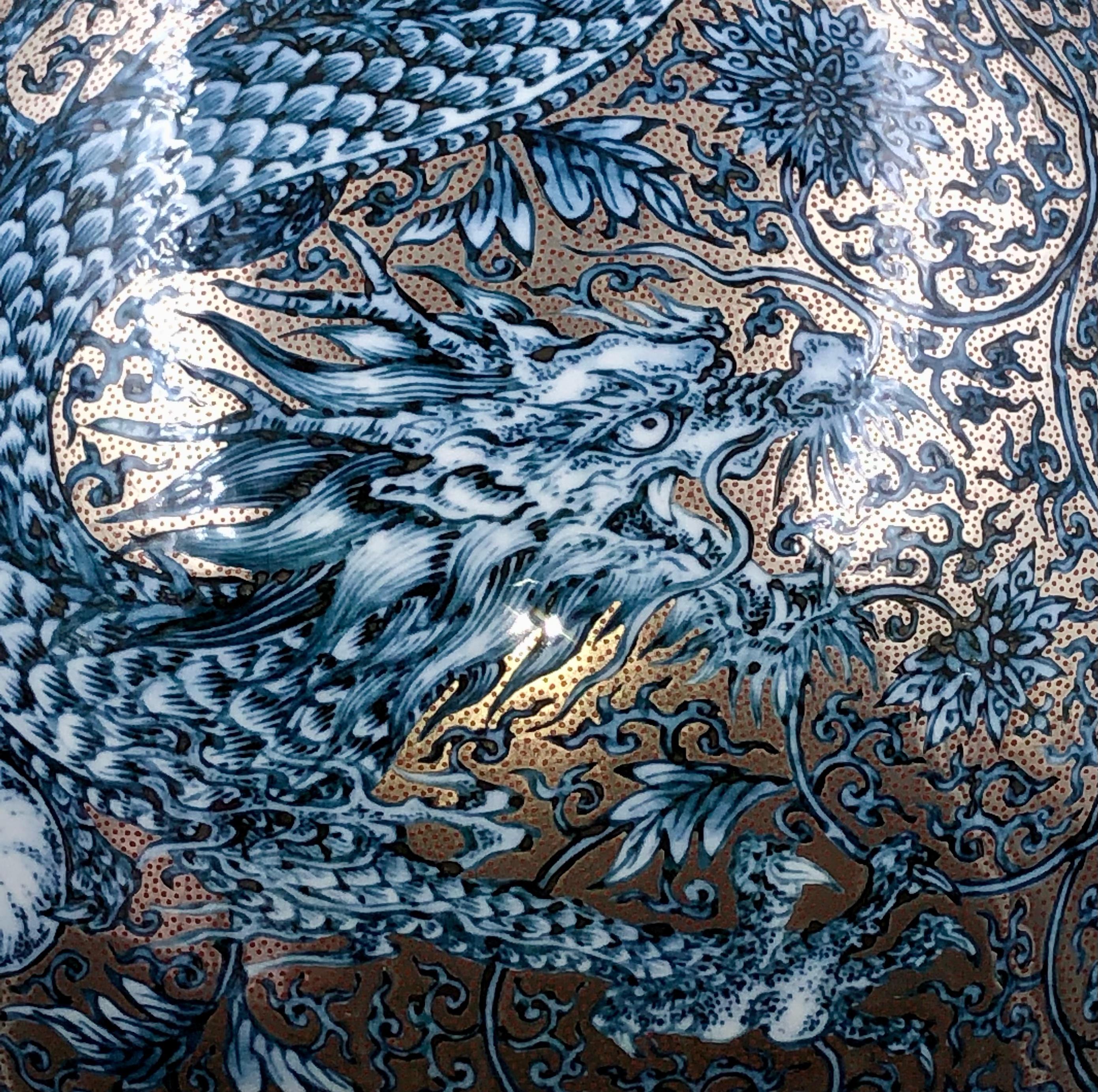 Zeitgenössische japanische Platin-Blaue Porzellanvase des Meisterkünstlers Duo (Handbemalt) im Angebot