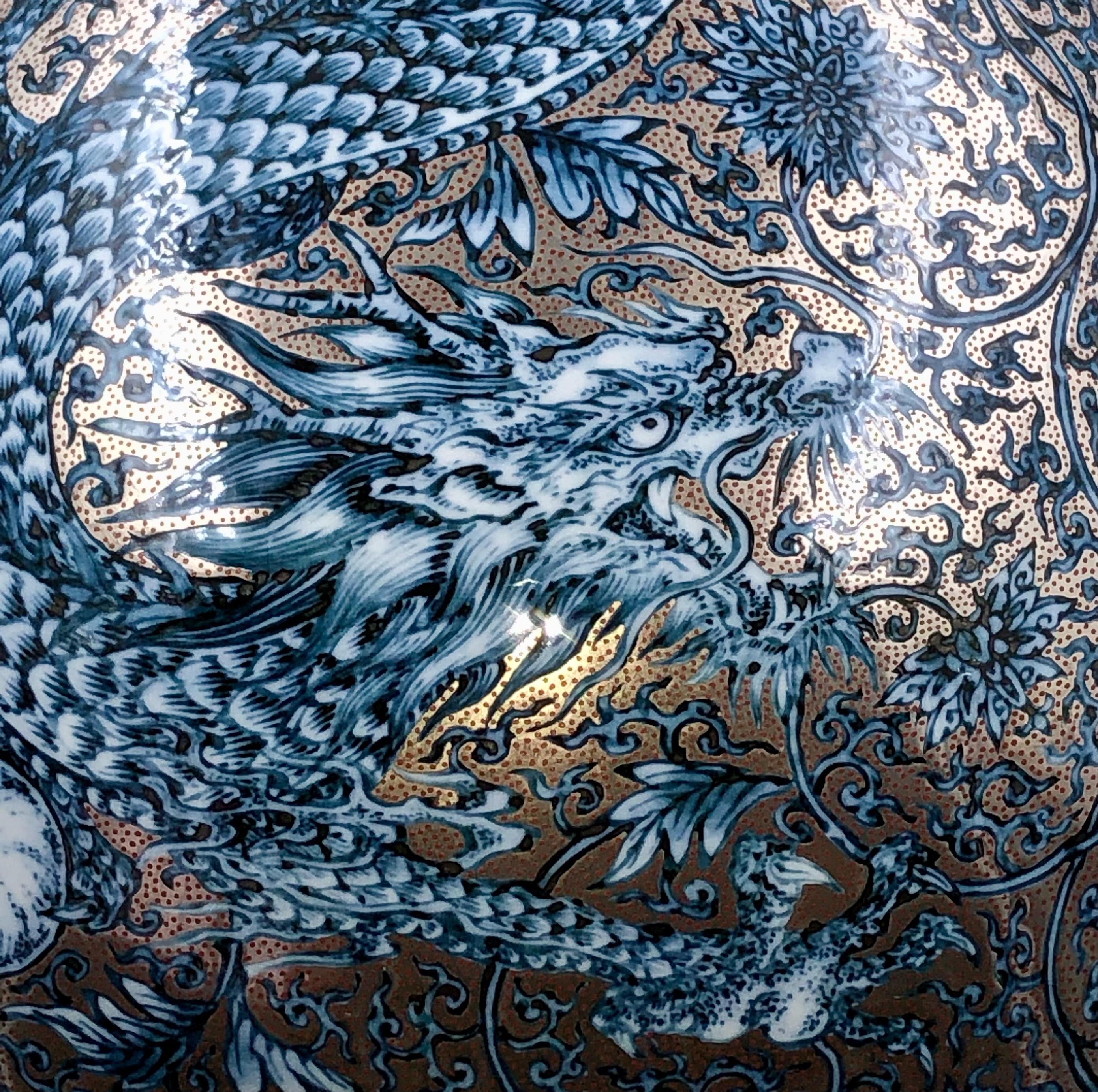 Peint à la main Vase japonais contemporain en porcelaine bleue platine par le duo de maîtres artistes en vente