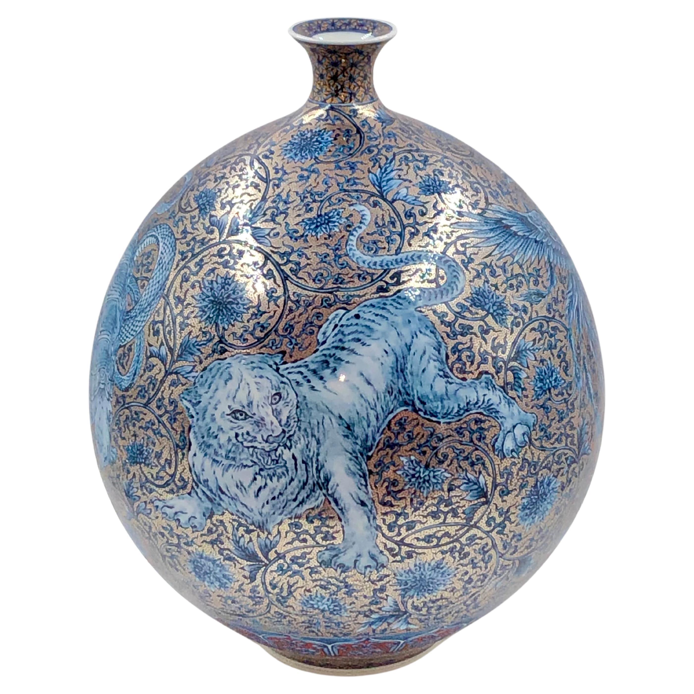 Vase japonais contemporain en porcelaine bleue platine par le duo de maîtres artistes