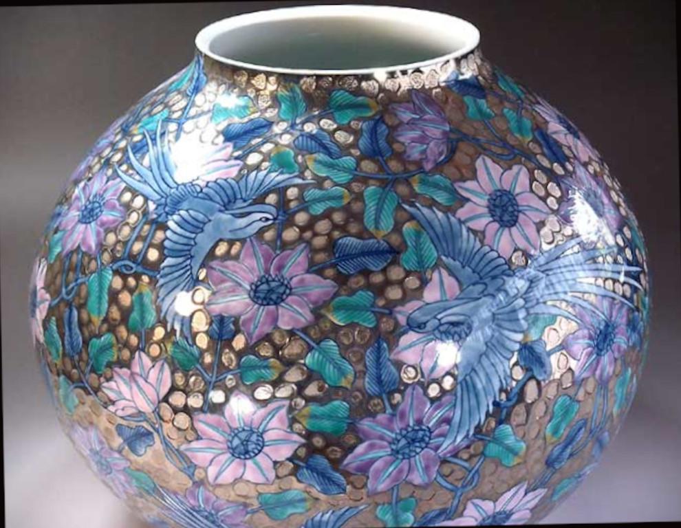Vase contemporain en porcelaine à fossettes, doré à la platine, une pièce exceptionnelle, peinte à la main en bleu et violet et signée par un maître porcelainier très réputé de la région d'Imari-Arita au Japon. L'artiste a reçu de nombreux prix pour