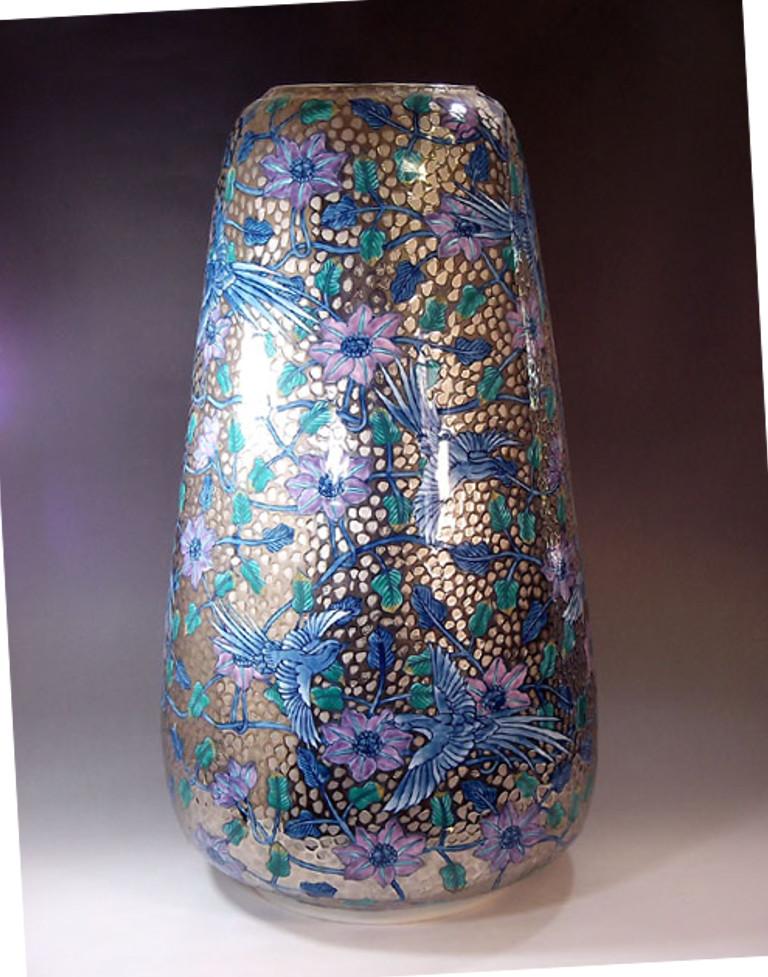 Peint à la main Vase contemporain japonais en porcelaine platine bleu et violet par un maître artiste en vente