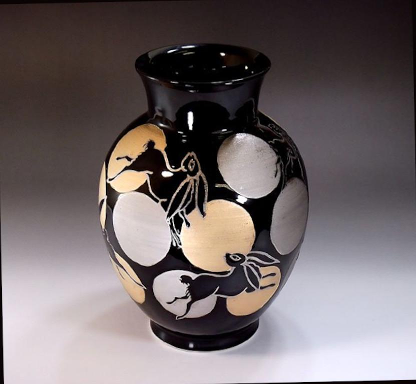 Japanese Contemporary Platinum Gold Black Porcelain Vase by Master Artist In New Condition For Sale In Takarazuka, JP