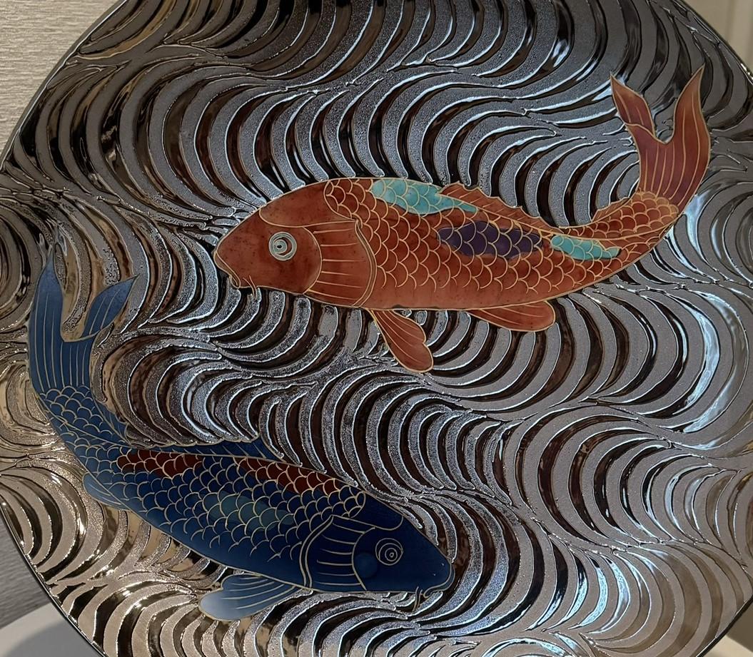 Exceptional Japanese contemporary decorative porcelain charger, hand painted in iron-red and blue, set against a striking wave patterns background in platinum, combined with a generous use of gold outlining. This is a signed masterpiece belonging to
