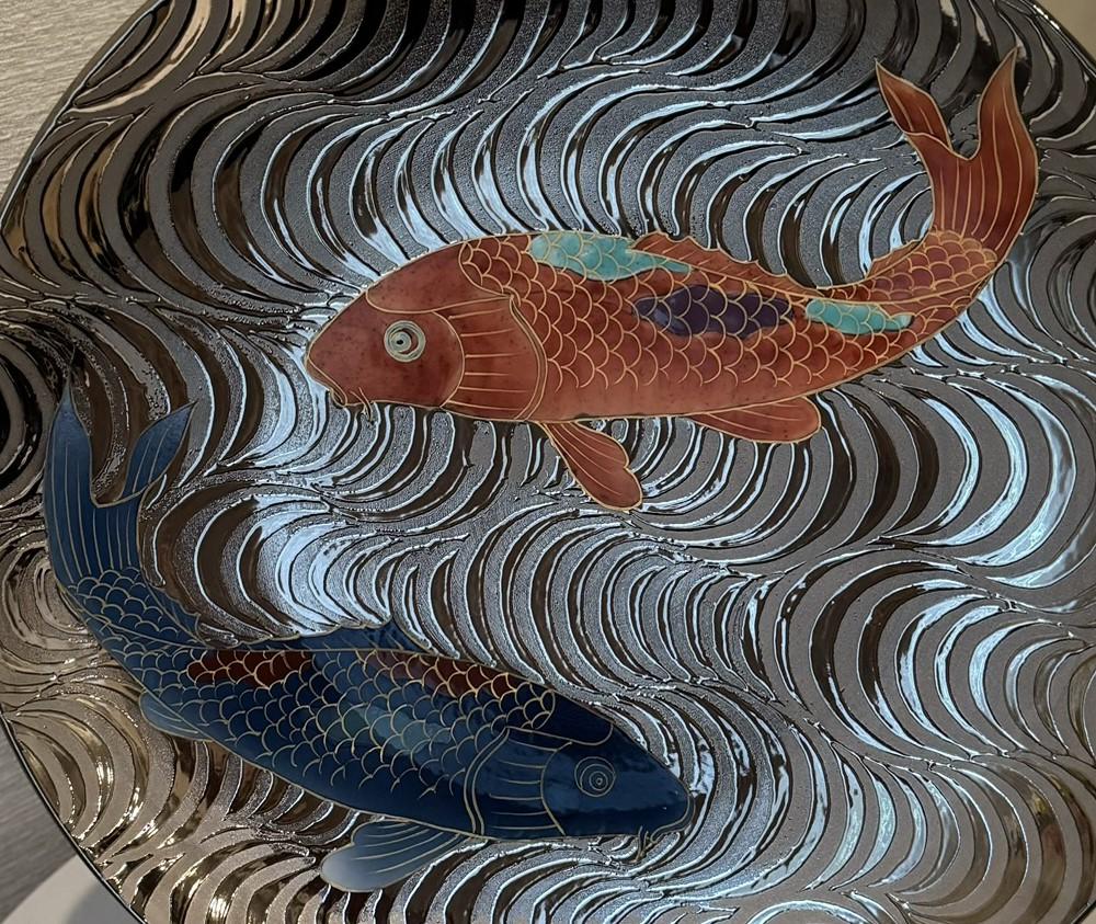Japanese Contemporary Platinum Red Blue Porcelain Charger by Master Artist, 2 In New Condition For Sale In Takarazuka, JP