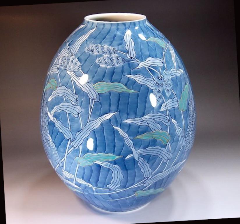 Exquis vase décoratif en porcelaine japonaise contemporaine, peint à la main de manière extrêmement complexe en bleu cobalt sous glaçure sur un élégant corps de forme ovale, une pièce signée par un maître artiste porcelainier japonais très respecté