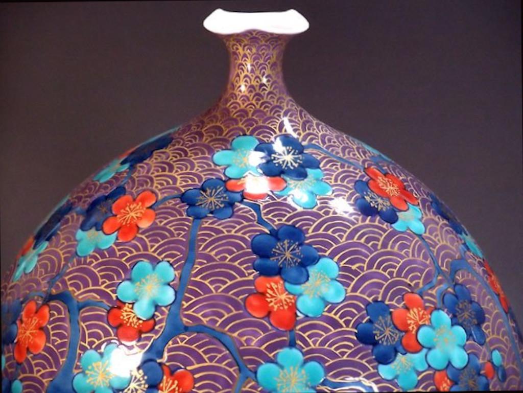 Exquisite große vergoldete und aufwändig handbemalte zeitgenössische japanische Porzellanvase in eleganter Form, extrem aufwändig handbemalt in verschiedenen Violetttönen, ein signiertes Meisterwerk eines weithin anerkannten Meisters der